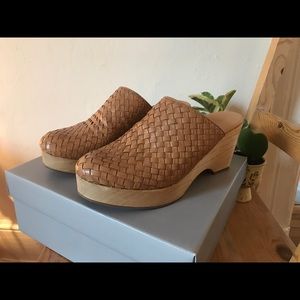 Everlane “The Clog” in Tan Woven